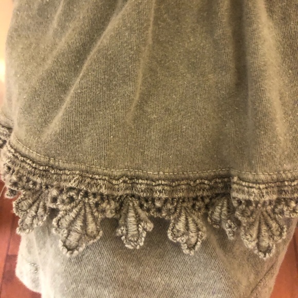 Fun ruffled tank top - Picture 4 of 4